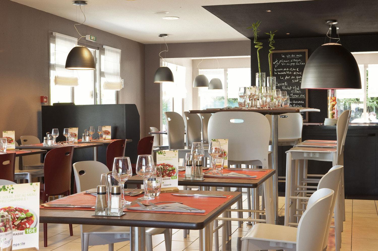 Campanile Moulins Avermes Restoran gambar